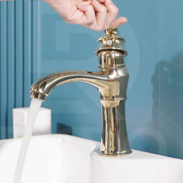 Vòi rửa mặt kiểu cổ điển màu vàng