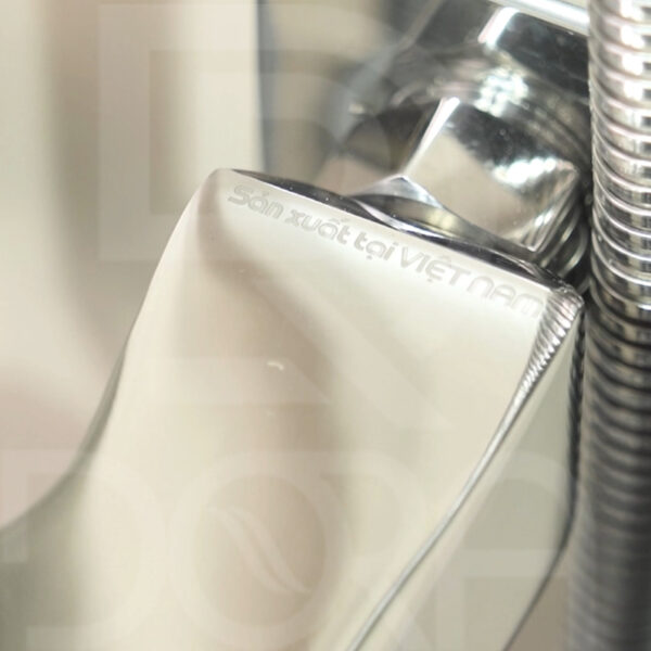 Sen cây tắm đứng mẫu vuông